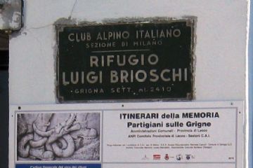 Una delle 40 targhe poste lungo i 12 itinerari sulle Grigne da Lecco a Bellano e alla Valsassina